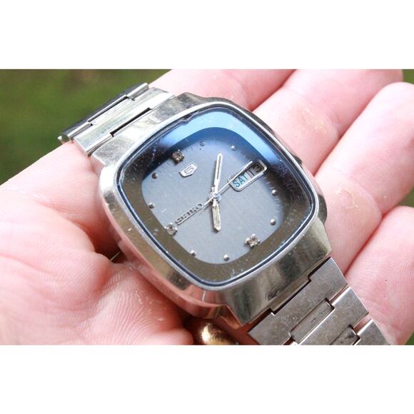 Vintage 1975 Seiko Automatic Mens Silver Watch W/daydate & Silver accents - Picture 1 of 8